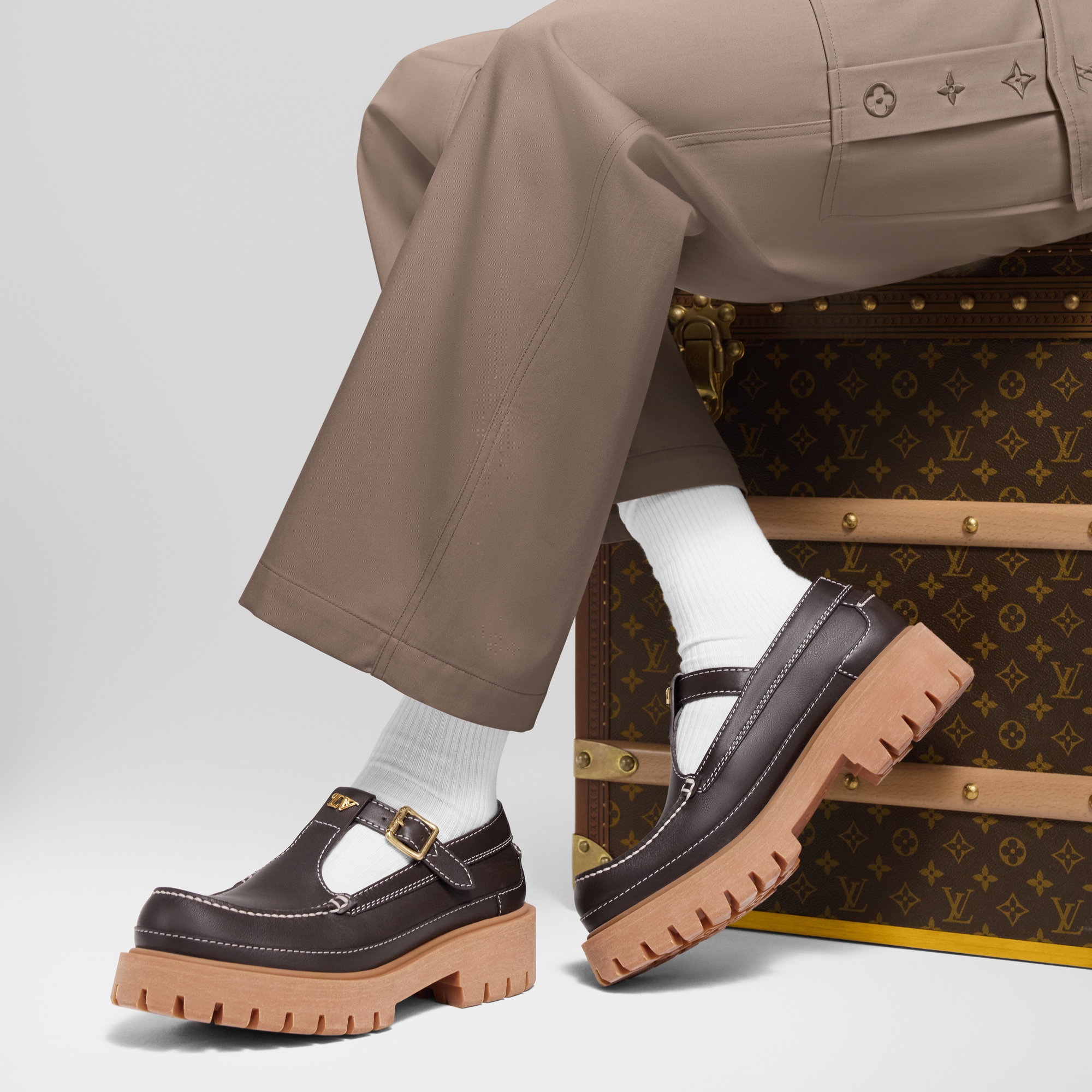 22040✨ルイヴィトン モノグラム レザー サイドゴアシューズ LVロゴ LV Remix Mary Janes - Luxury Brown | LOUIS VUITTON